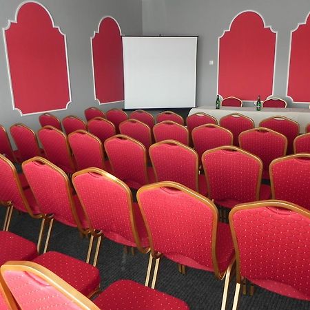 Garni Hotel Junior ブラチスラヴァ エクステリア 写真