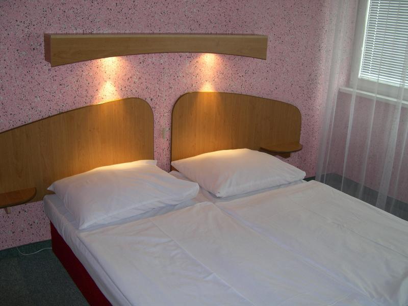 Garni Hotel Junior ブラチスラヴァ エクステリア 写真