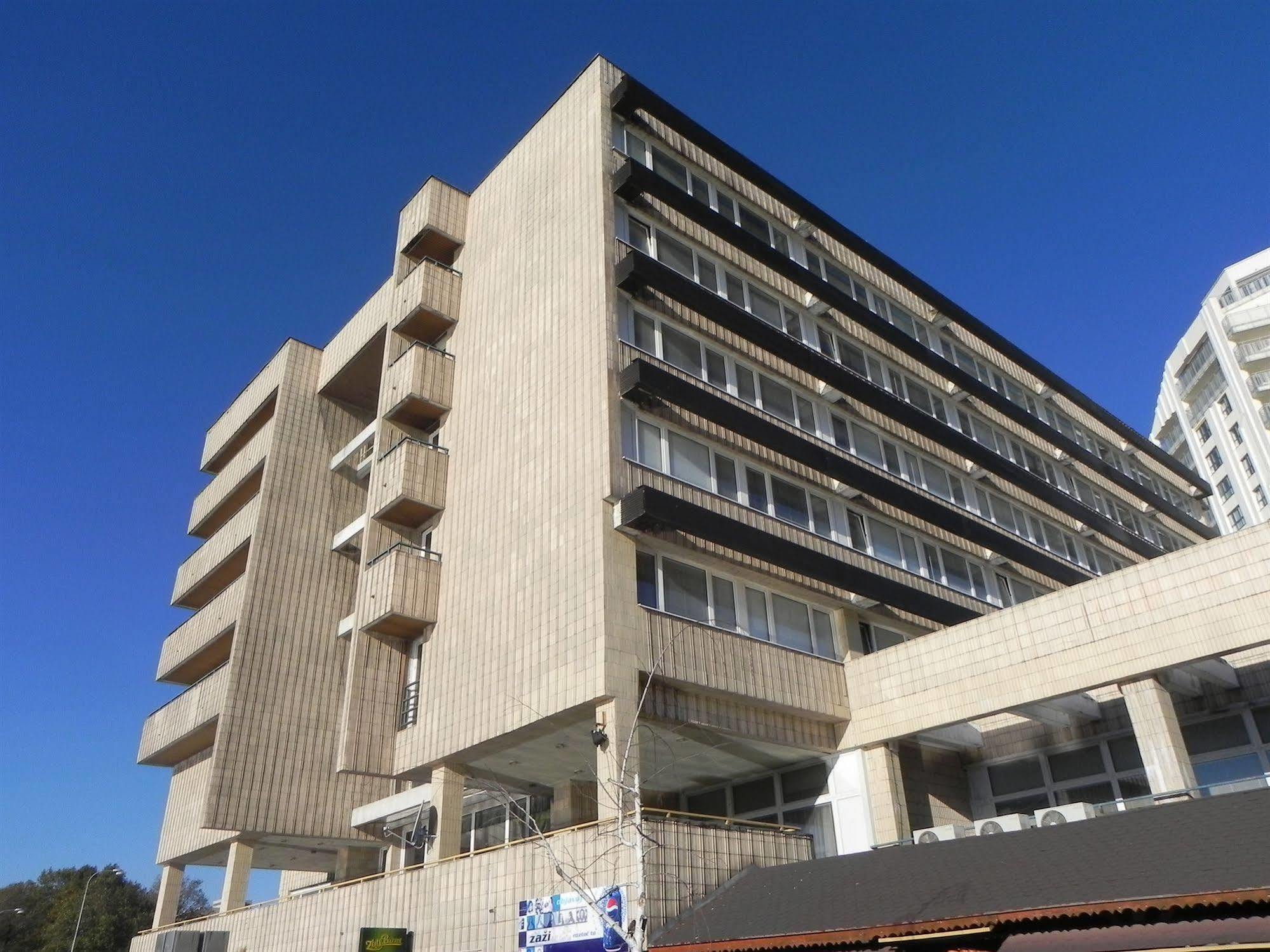 Garni Hotel Junior ブラチスラヴァ エクステリア 写真