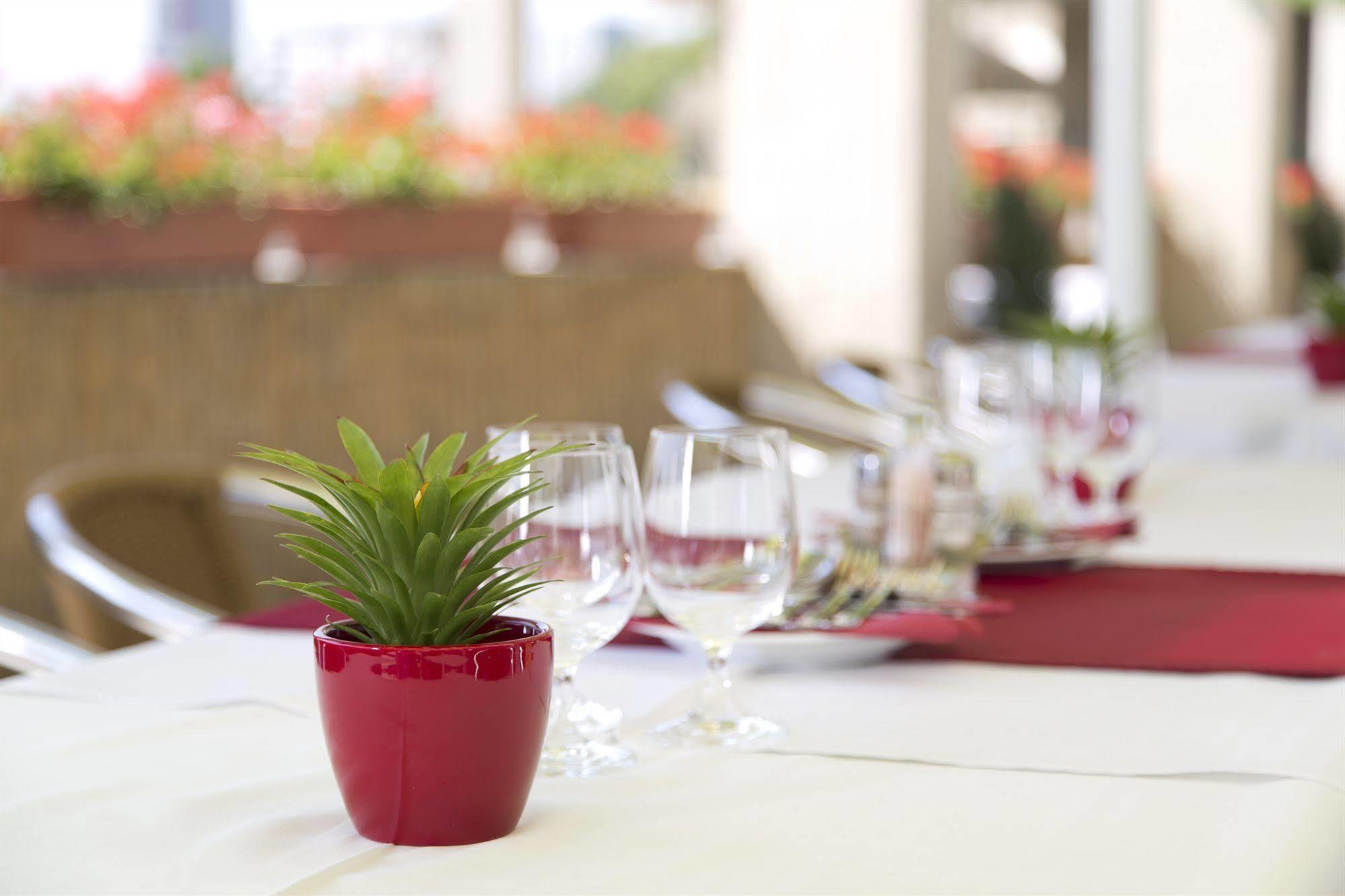 Garni Hotel Junior ブラチスラヴァ エクステリア 写真