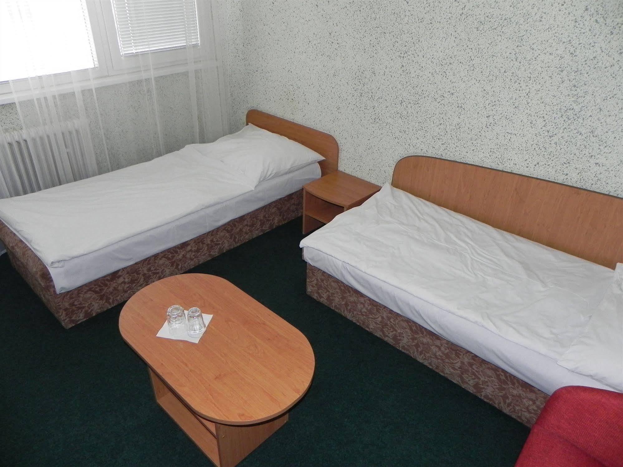 Garni Hotel Junior ブラチスラヴァ エクステリア 写真