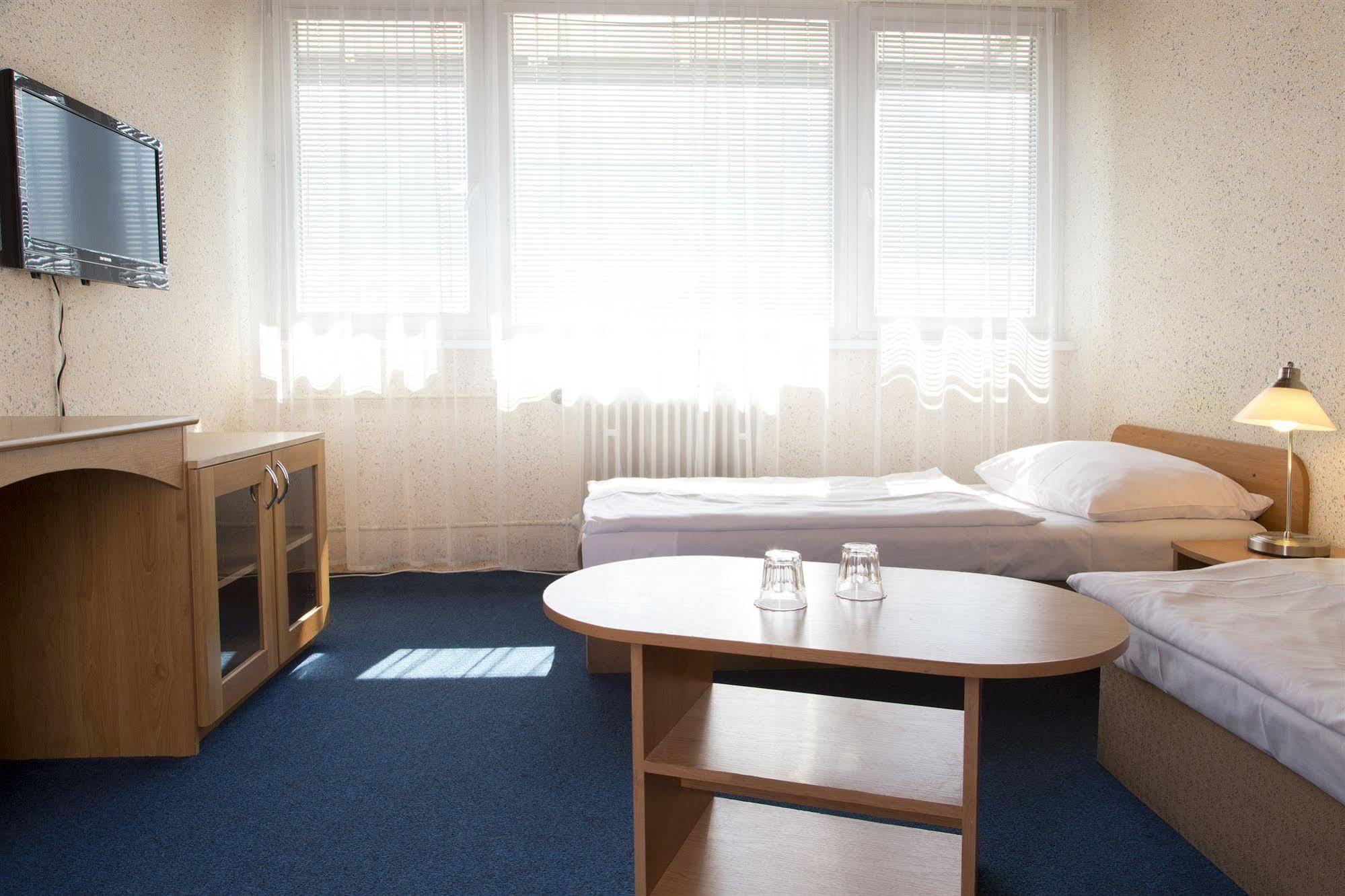 Garni Hotel Junior ブラチスラヴァ エクステリア 写真