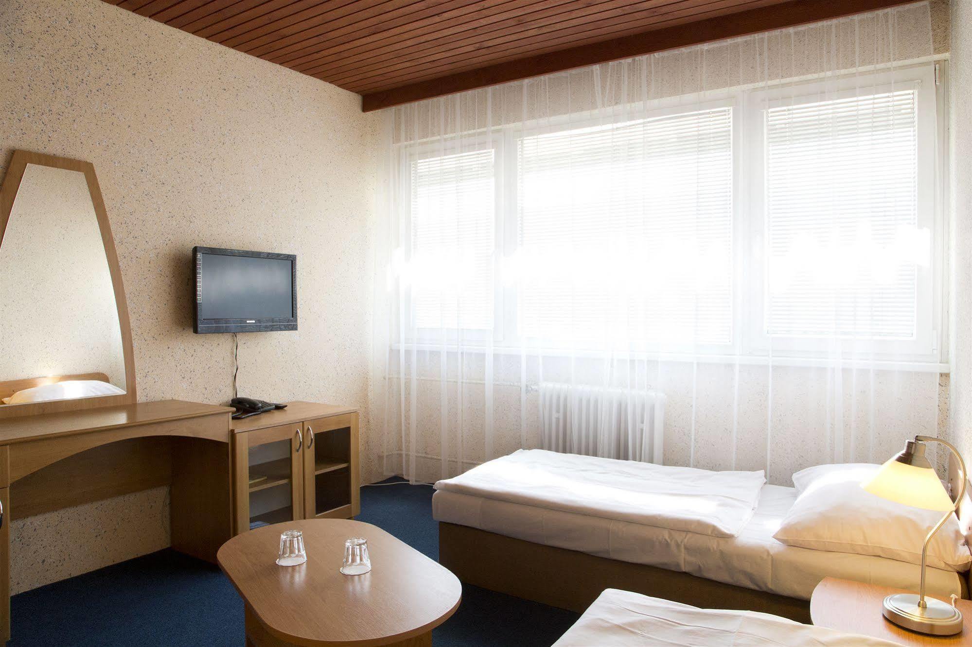 Garni Hotel Junior ブラチスラヴァ エクステリア 写真