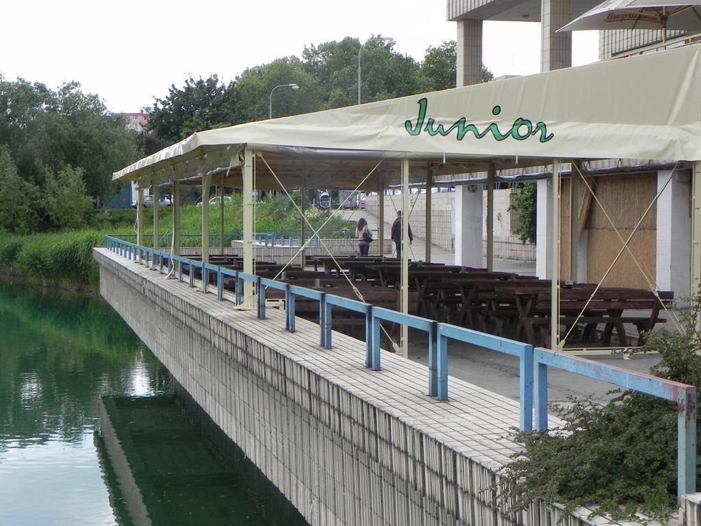 Garni Hotel Junior ブラチスラヴァ エクステリア 写真