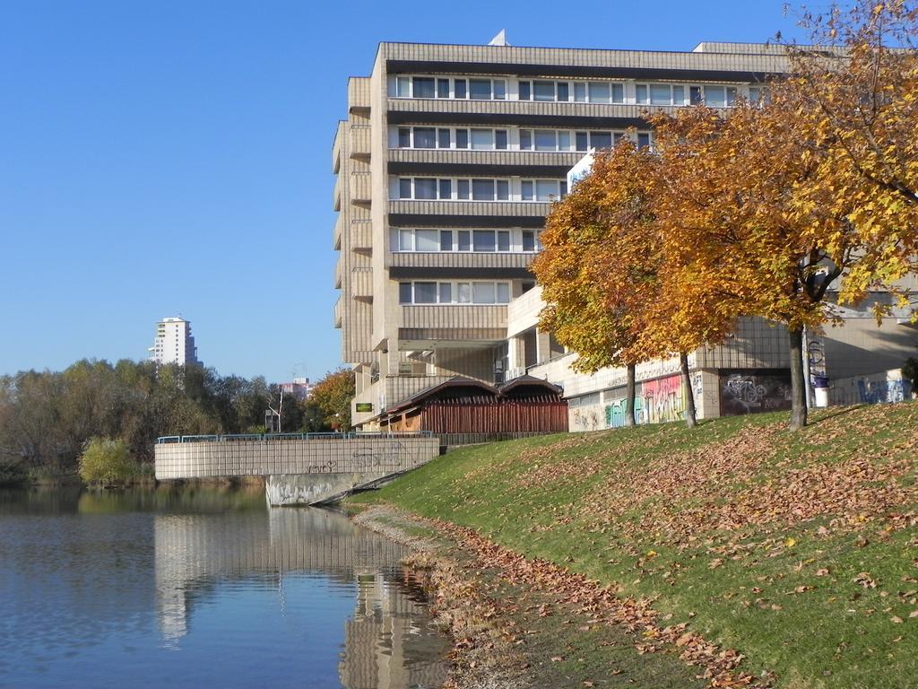 Garni Hotel Junior ブラチスラヴァ エクステリア 写真