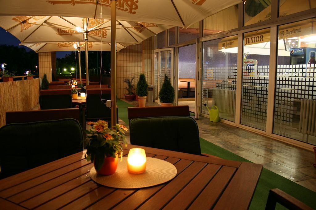 Garni Hotel Junior ブラチスラヴァ エクステリア 写真
